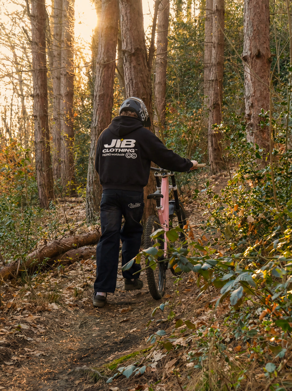 RIDING WORLDWIDE HOODIE
